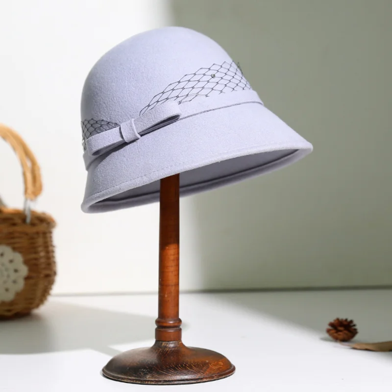 Mulher lã chapéu cloche com laço para casamento na igreja no inverno em Lilás/Roxo